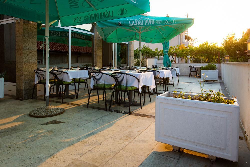 Downtown Private Rooms Mandic Supetar Exterior foto
