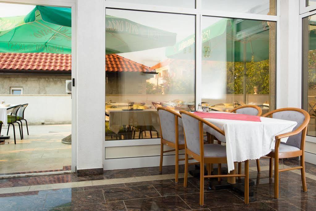 Downtown Private Rooms Mandic Supetar Exterior foto