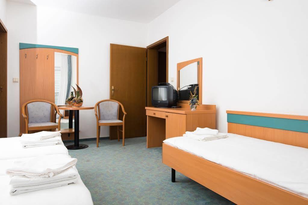 Downtown Private Rooms Mandic Supetar Exterior foto