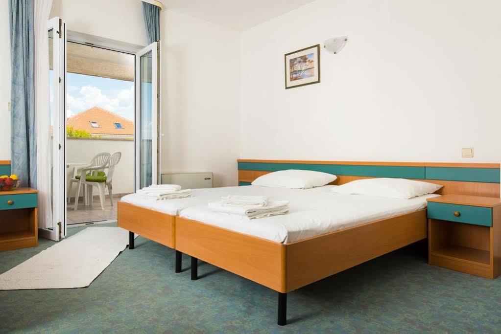 Downtown Private Rooms Mandic Supetar Exterior foto