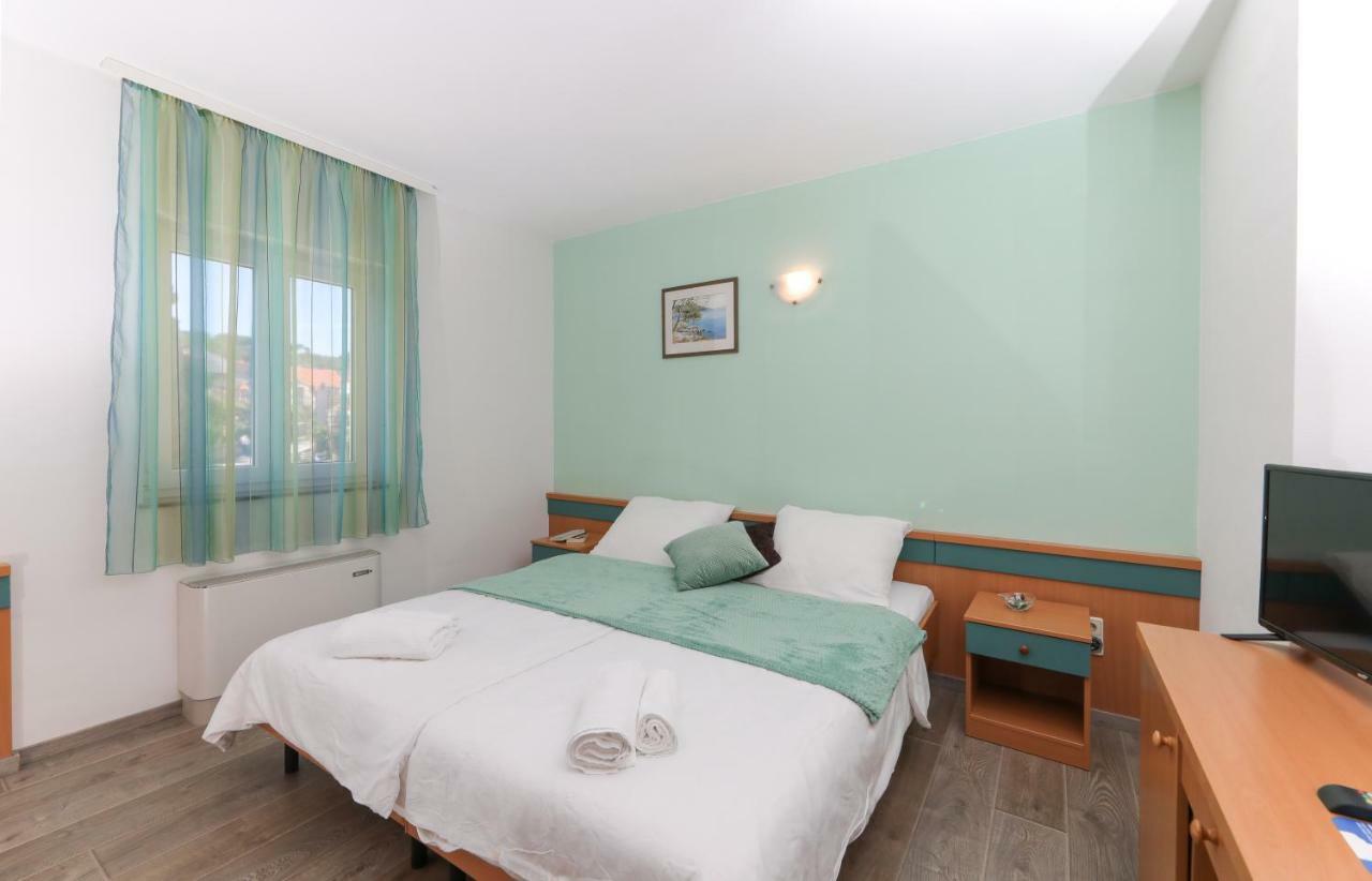 Downtown Private Rooms Mandic Supetar Exterior foto