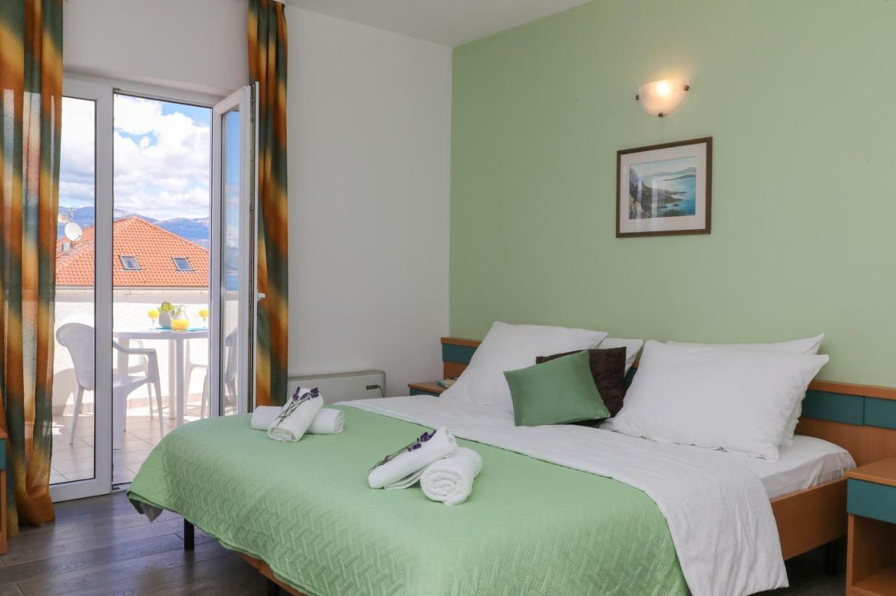 Downtown Private Rooms Mandic Supetar Exterior foto