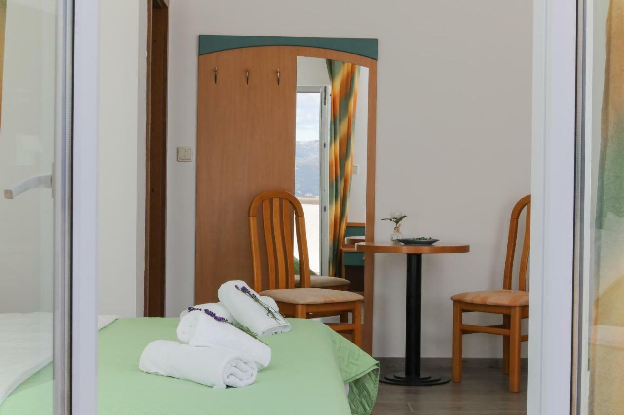 Downtown Private Rooms Mandic Supetar Exterior foto